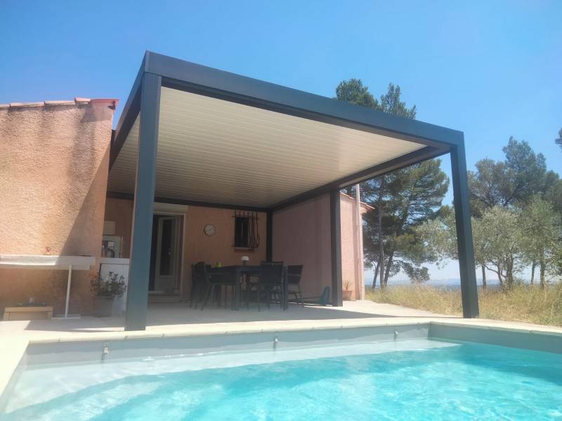 Installez une pergola bioclimatique à Esparron-de-Verdon avec MBC Menuiseries. Conception 3D, qualité durable, garantie RGE et devis gratuit.