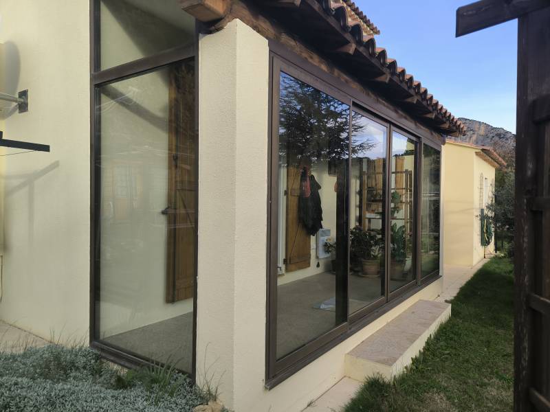 Pose de stores screen verticaux motorisés UNIROL 130 ZIP à Volx