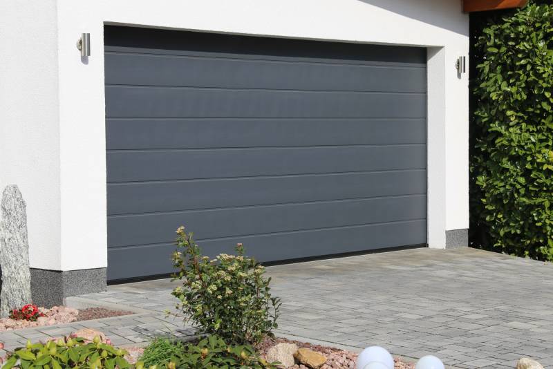 Installer une porte de garage enroulable motorisée aluminium sur mesure à Pertuis