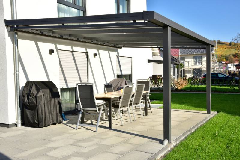 Installer une pergola à toile motorisée sur mesure avec fermeture en verre à Digne-les-Bains