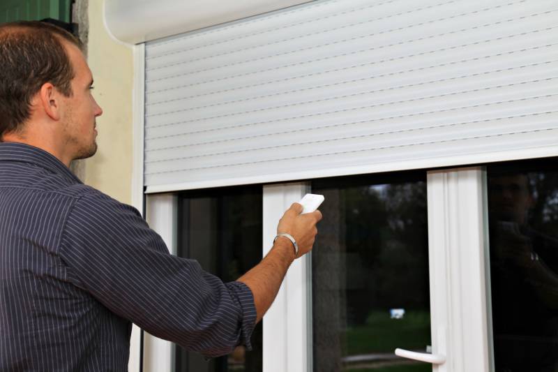 Installer des volets roulants aluminium motorisés solaires compatibles domotique à Pertuis