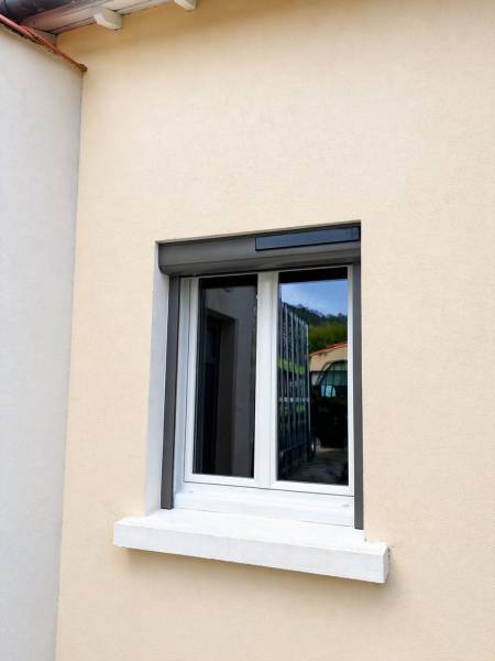 Fenêtre PVC avec volet roulant solaire gris