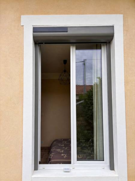 Volet roulant solaire avec coffre extérieur