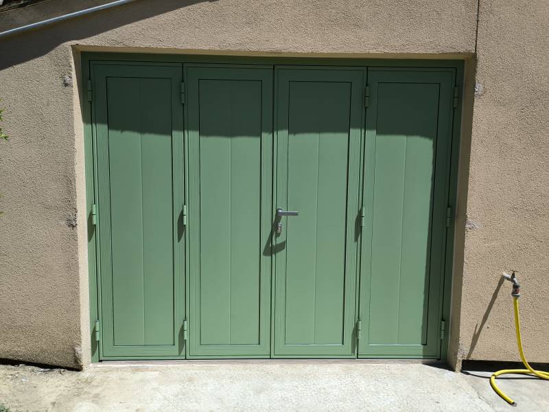 Pose de porte de garage battante aluminium 4 vantaux sans pont thermique à Sainte-Tulle
