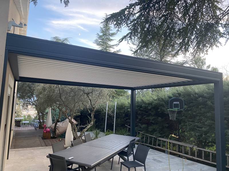 Installation d’une pergola bioclimatique à lames orientables avec stores motorisés intégrés à Forcalquier