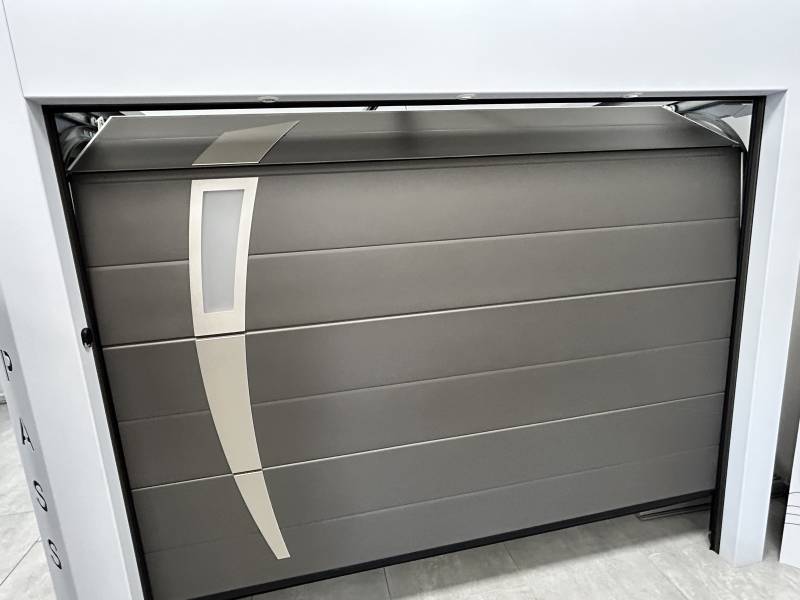 Porte de garage sectionnelle isolante installée à Beaumont de pertuis par MBC Menuiseries. Sécurité, design sur mesure et garantie décennale. Devis gratuit.