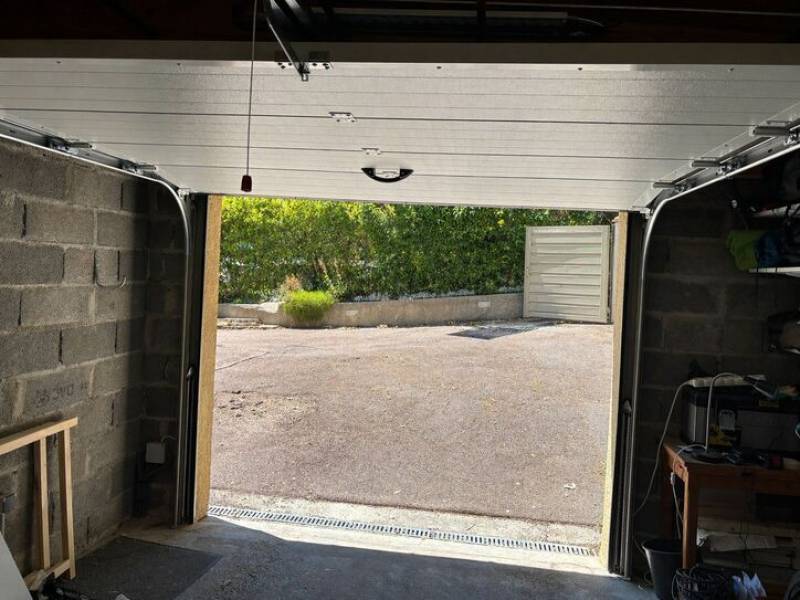 porte de garage ouverte vue de l'intérieur
