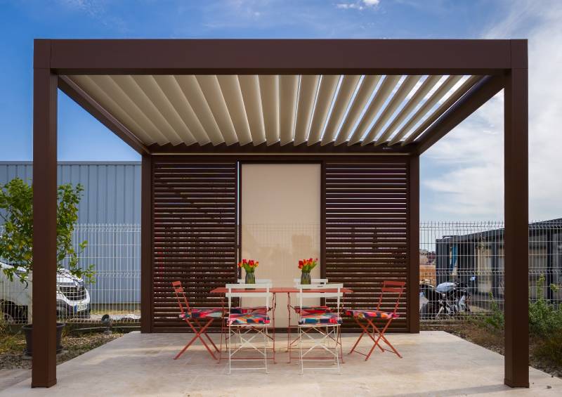 Pergola bioclimatique aluminium sur mesure installée à Sainte tulle par MBC Menuiseries. Esthétique, confort et garantie décennale. Devis gratuit.