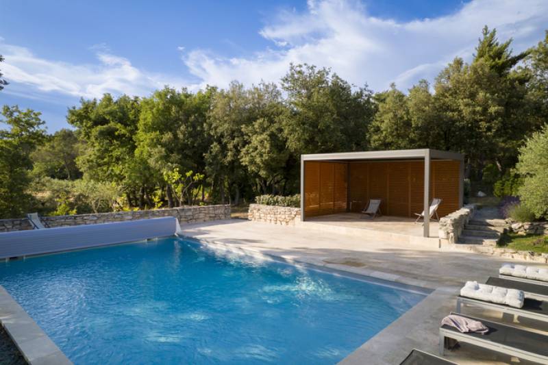 Pergola à toiture isolée installée au bord d’une piscine à Ménerbes. Élégante, étanche et durable. Solution idéale signée MBC Menuiseries. Devis gratuit.