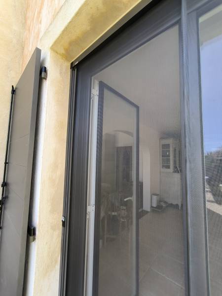 Moustiquaire porte-fenêtre vue latérale