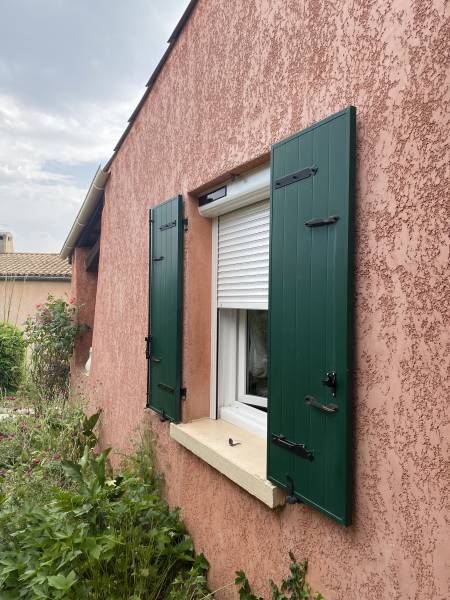 Remplacez vos volets roulants par des modèles solaires SOMFY RS100 IO à Manosque avec MBC Menuiseries. Isolation renforcée, pose garantie RGE et devis gratuit